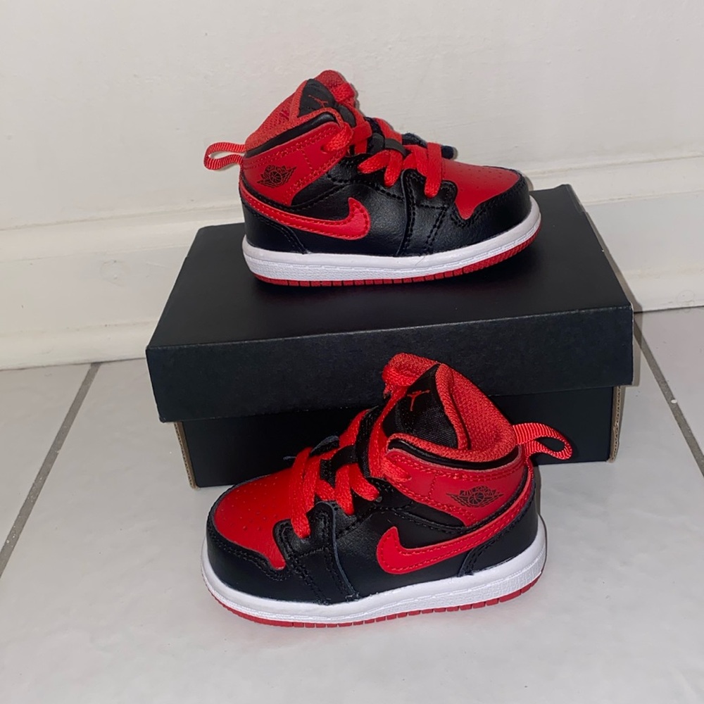 Jordan Kids Sneakers in Red and Black